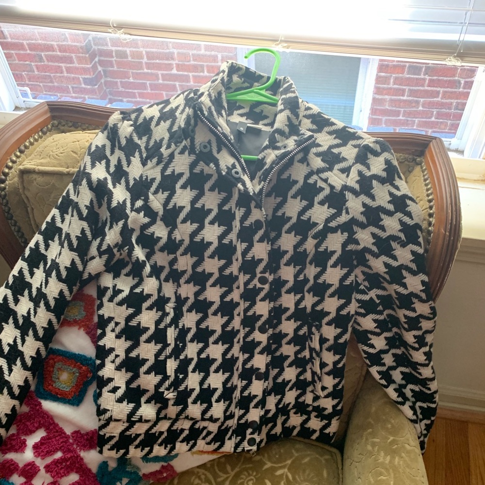 Houndstooth cropped jacket.